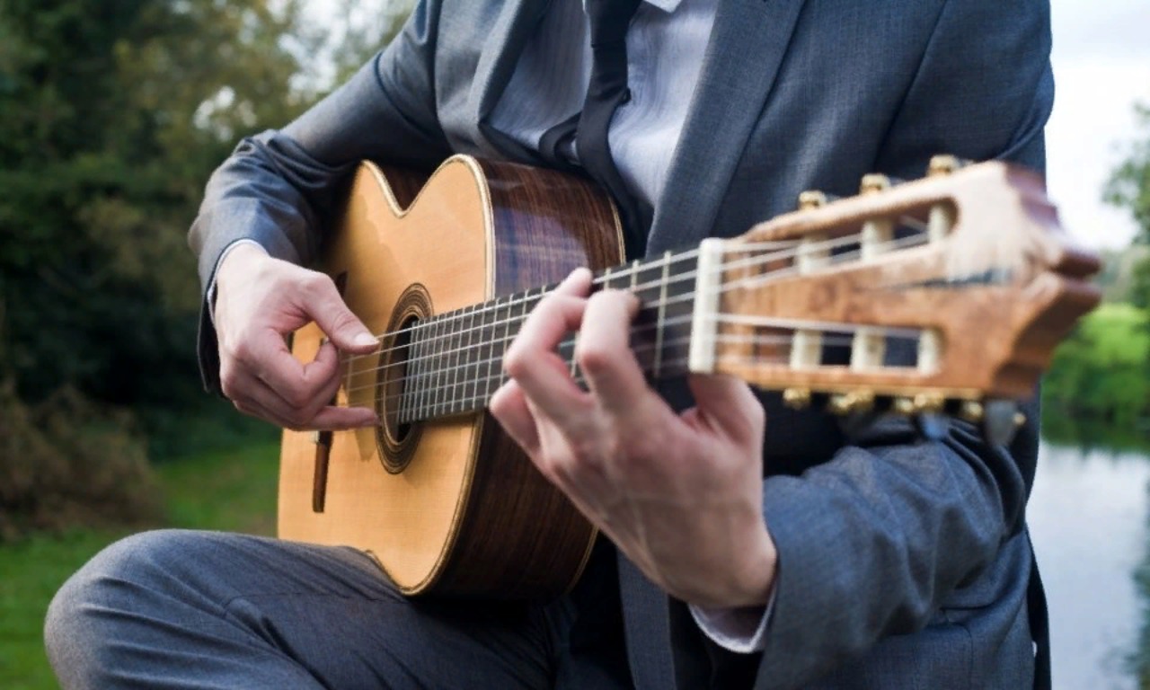 Певец играет на гитаре