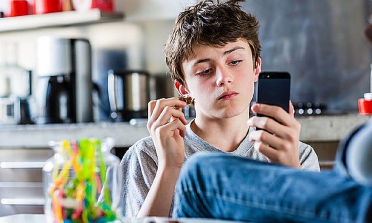 Мальчик сидит в телефоне. Подросток. Подросток со смартфоном. Инфантильный подросток. Подросток с мобильником.