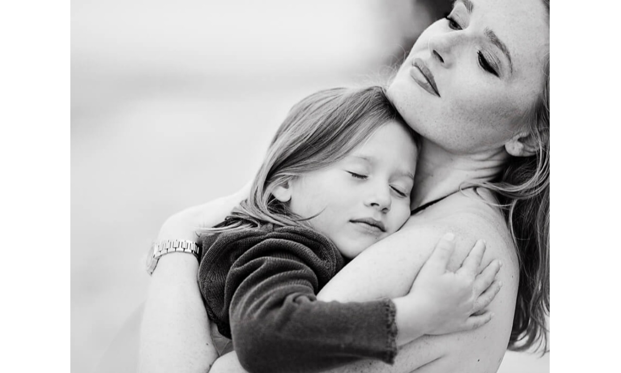 фото мамы обнимающей ребенка